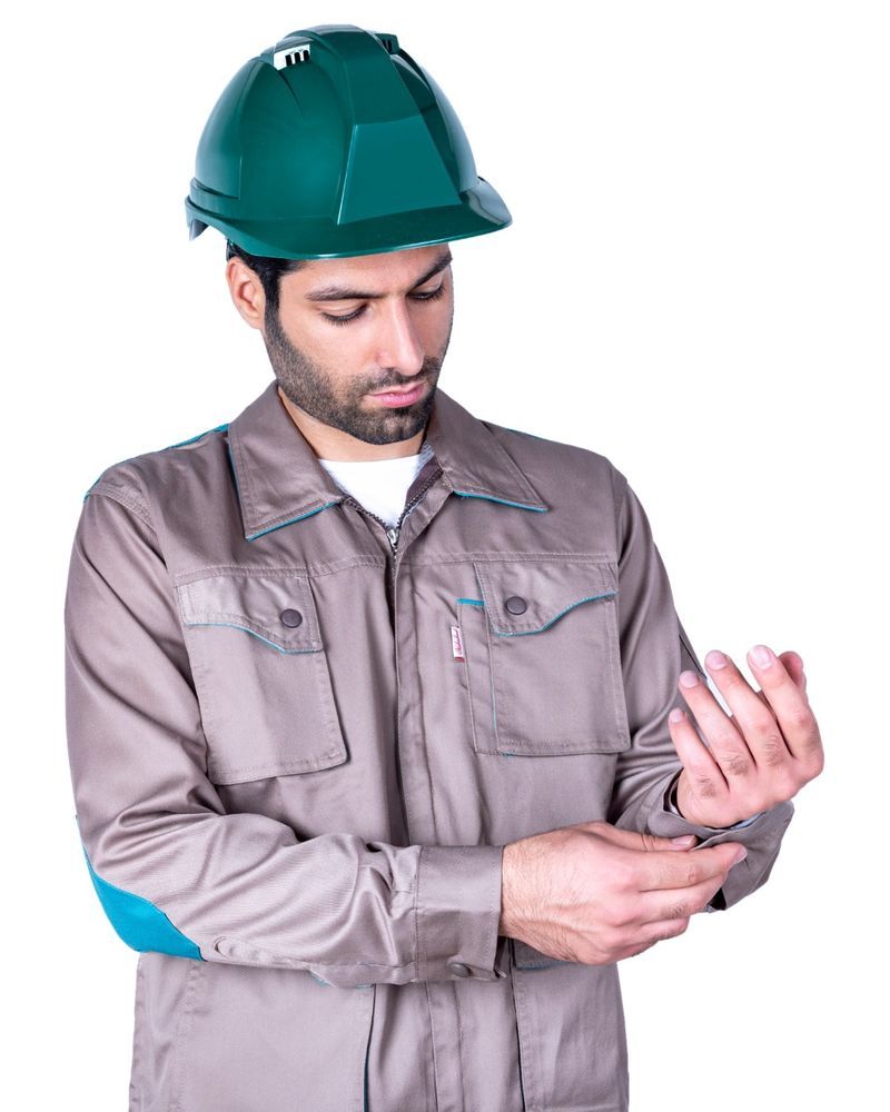 لباس کار پارسیان کارا KARA-2P-010 موکا با کلاه ایمنی سبز و تنظیم مچ دو دکمه‌ای