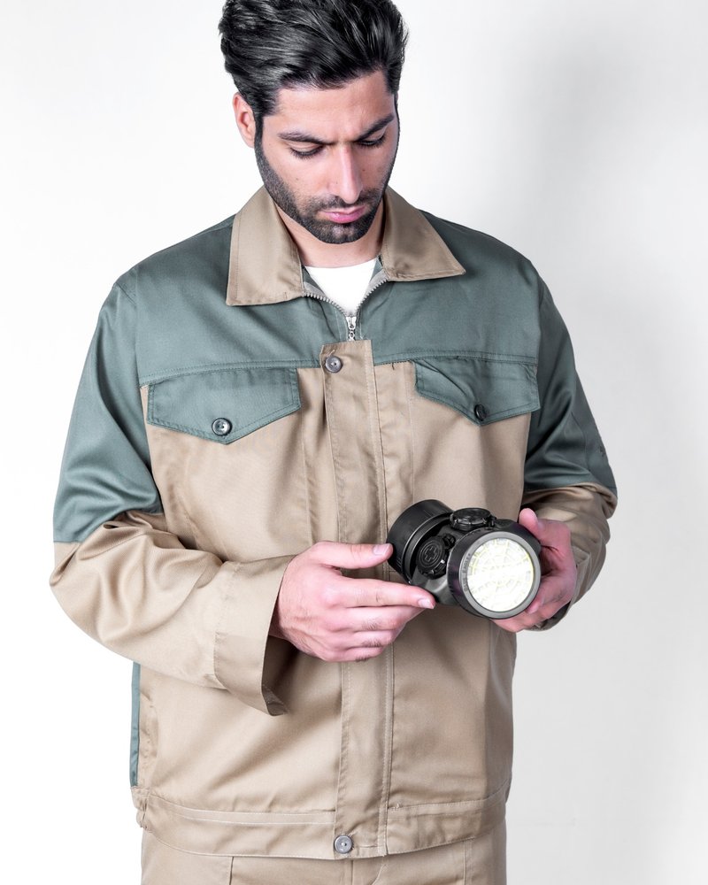 لباس کار پارسیان کارا KARA-2P-011 خاکی زیتونی با چراغ‌قوه از سری اِیمِن (IMEN)